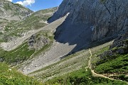 34 Dal Passo di Gabbia discendo nel Mandrone tra i ghiaioni sotto i contrafforti rocciosi d'Arera